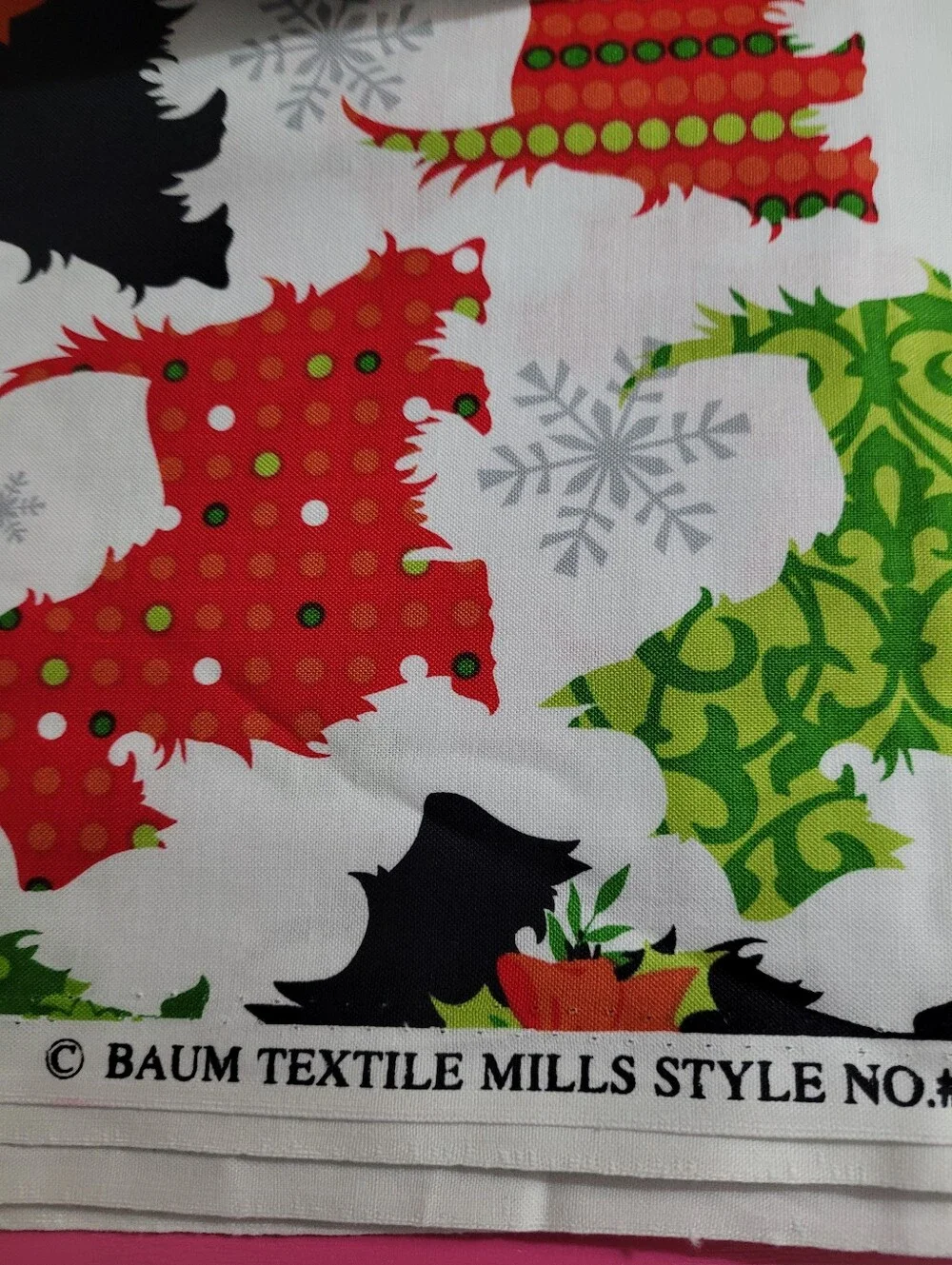 Baum Textile Mills Scottie Dog Holiday Theme Sewing Fabric 6 Yards (1492)